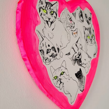 ハート型のアクリル原画 猫の絵画の横から見たイメージ