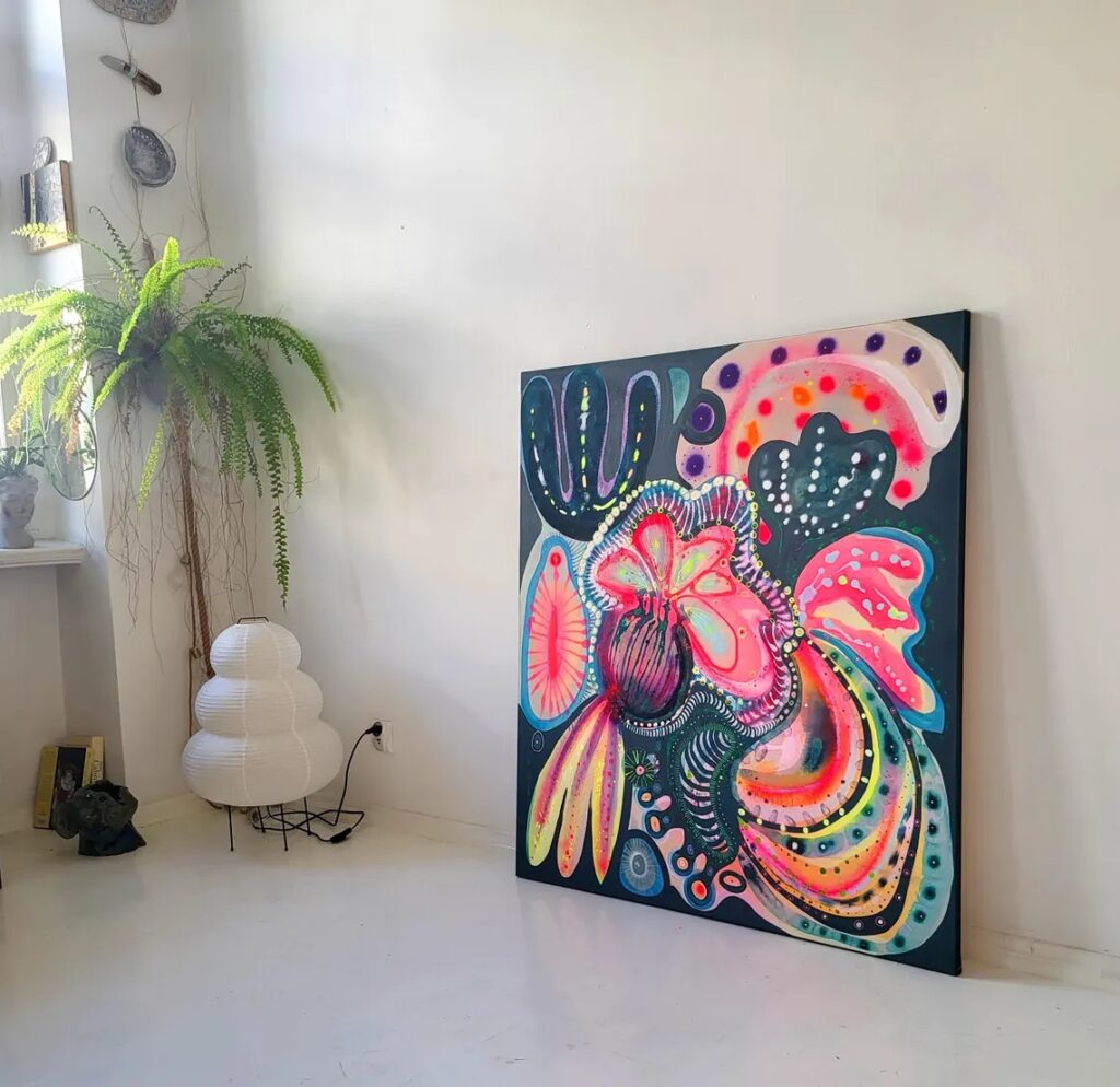 大型アクリル原画 抽象画 花の床置きインテリアイメージ
