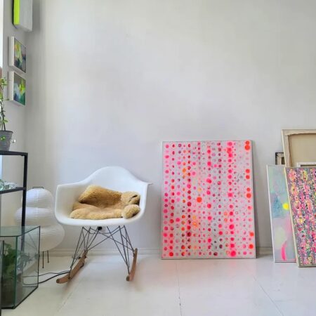 ピンクインテリアの部屋に合う蛍光ピンクの抽象画のインテリアイメージ