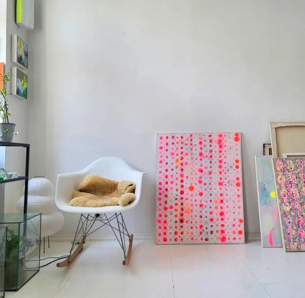 ピンクインテリアの部屋に合う蛍光ピンクの抽象画のインテリアイメージ