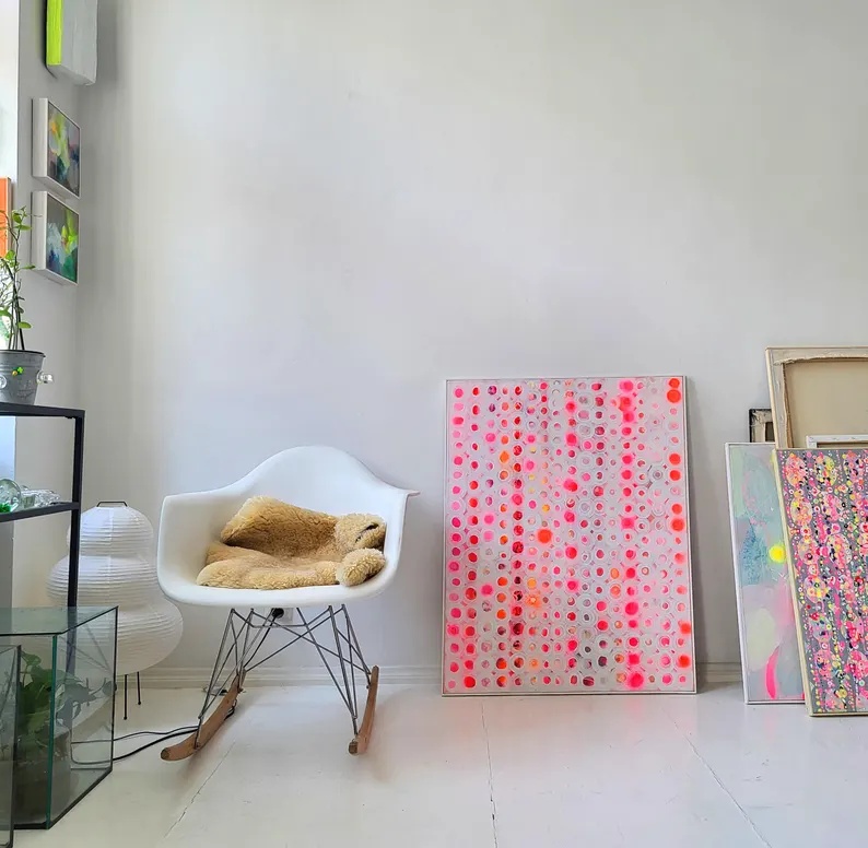 ピンクインテリアの部屋に合う蛍光ピンクの抽象画のインテリアイメージ