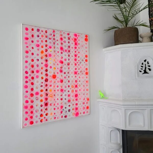 ピンクインテリアの部屋に合う蛍光ピンクの抽象画の斜めから見た全体イメージ