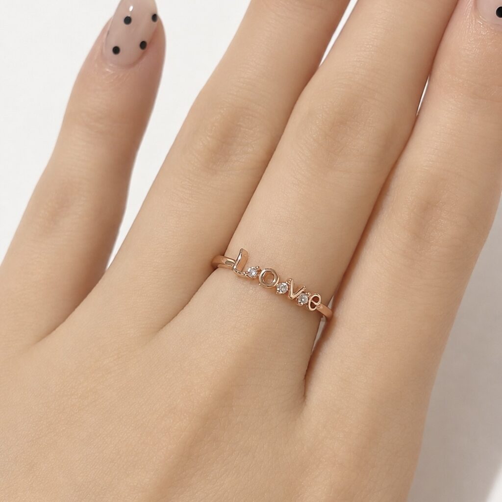Loveロゴ キュービックジルコニアリングの着用イメージ