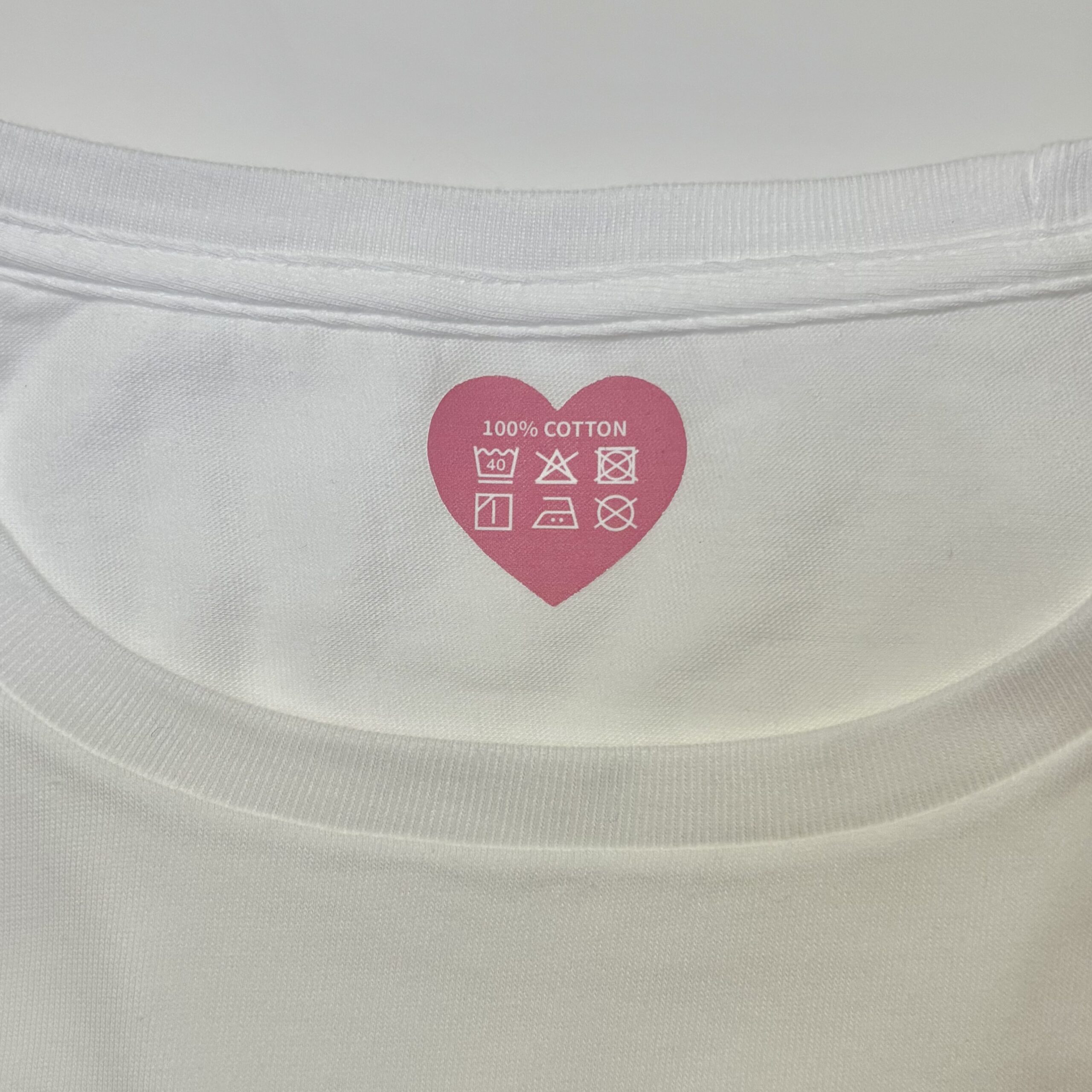 Pink Me 刺繍ワンポイントロゴTの洗濯表示タグプリントアップ