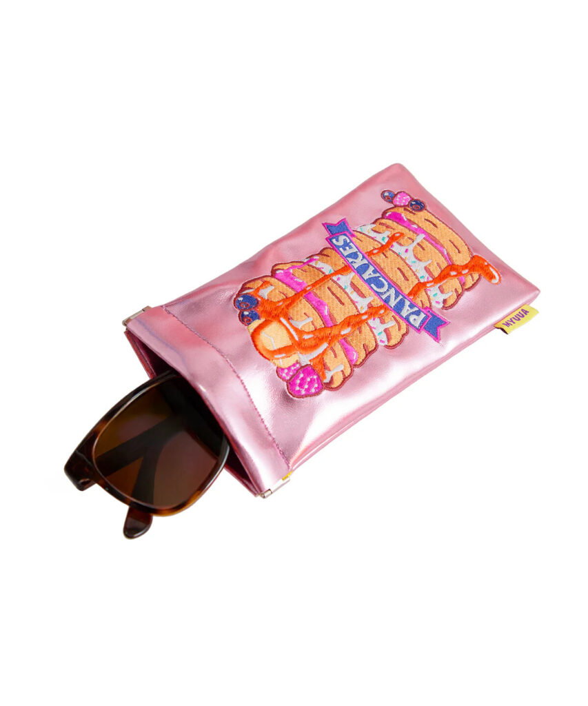 パンケーキ-サングラスポーチ使用イメージ